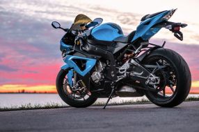 Фреска Яркий мотоцикл на бледном закате
